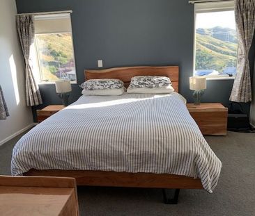 Warm modern 4 bedroom family home; all day sun - Photo 1