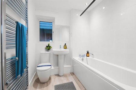 3 bedroom semi-detached house to rent - Photo 5