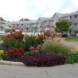 Charmant petit condo 3 et demi, piscine, gym, rez de chaussée, accès facile autoroute 40,lachenaie , Terrebonne, Charlemagne proche de Montréal - Photo 2