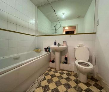 Slough, Berkshire, SL1 - Photo 2