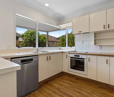 Spacious and Freshly Updated 3 bedroom 2 living Home in Otumoetai - Photo 4