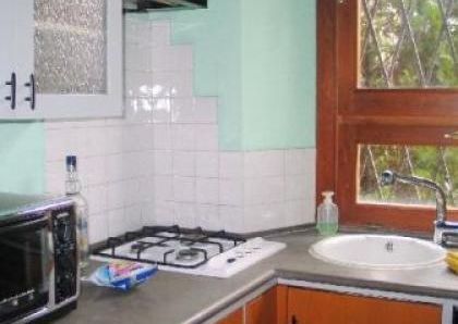 Trastevere-Terrace: 45sqm. Charming studio loft. Entrance, living room, separate kitchen, renovated bath, sleeping loft, large private terrace. Sunny, silent. Ref. 692