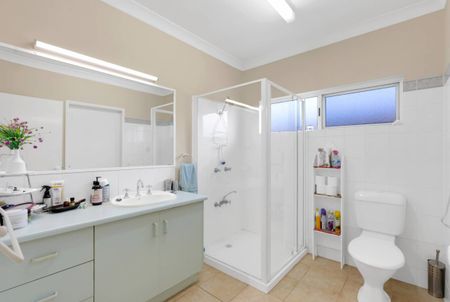 SPACIOUS FAMILY HOME SET IN QUIET CLOSE - Photo 4