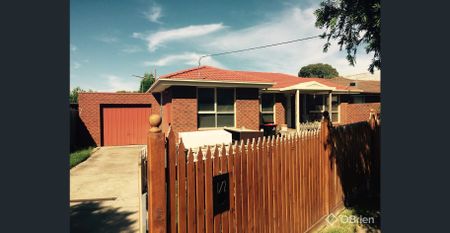 Spacious unit in prime location - Photo 3