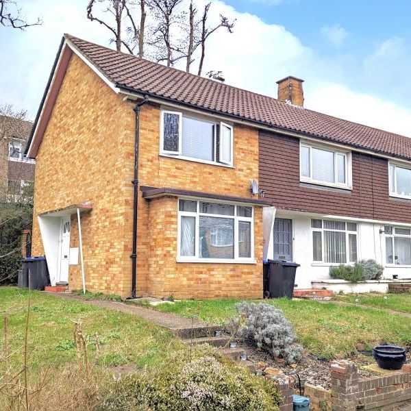 Thorsden Close, Woking, Surrey, GU22 - Photo 1