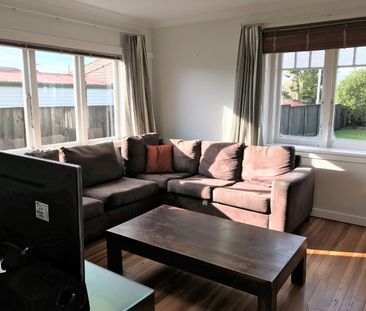 This well-presented three-bedroom, single-bathroom home offers comf... - Photo 4