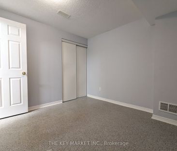 Townhouse For Lease | N8146710 - Photo 3