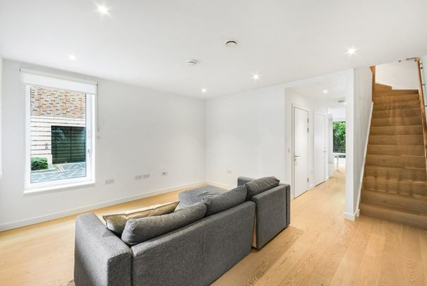 3 Bed Flat, Heygate Street, SE17 - Photo 1