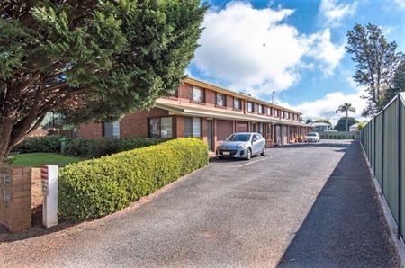 Spacious "City Fringe" Townhouse - Walk to Clifford Gardens - Photo 4