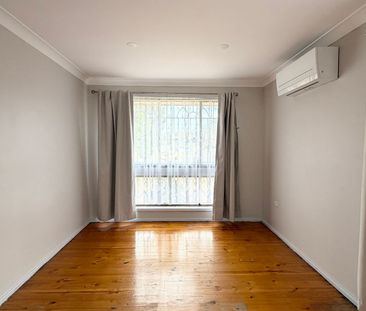 Comfort, Space & Convenience - Perfect Family Home in St Johns Park! - Photo 2