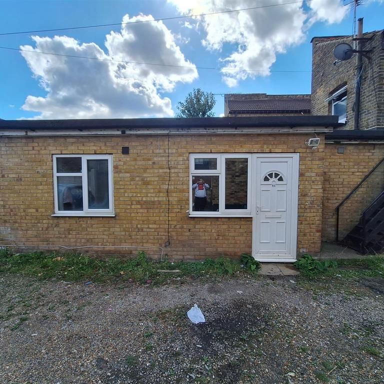 2 bedroom bungalow to rent - Photo 1