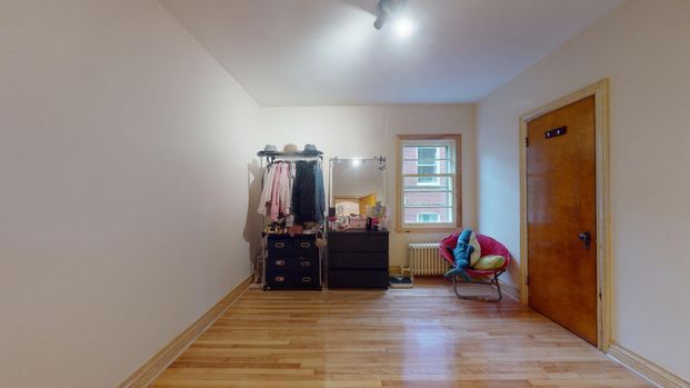 Grand 5 1/2 RÉNOVÉ avec 3 chambres fermées et sous-sol fini offert en location semi-meublé - Photo 1