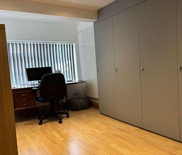 Mead Close, SL7 - Photo 3