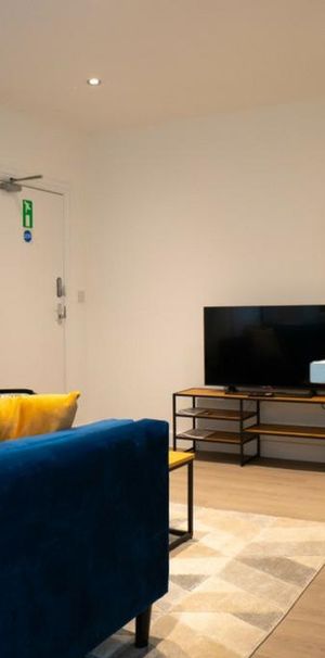 8 bedroom house to rent - Photo 1