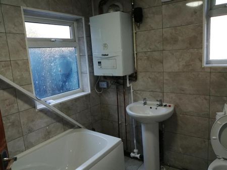 3 bedroom terraced house to rent - Photo 4