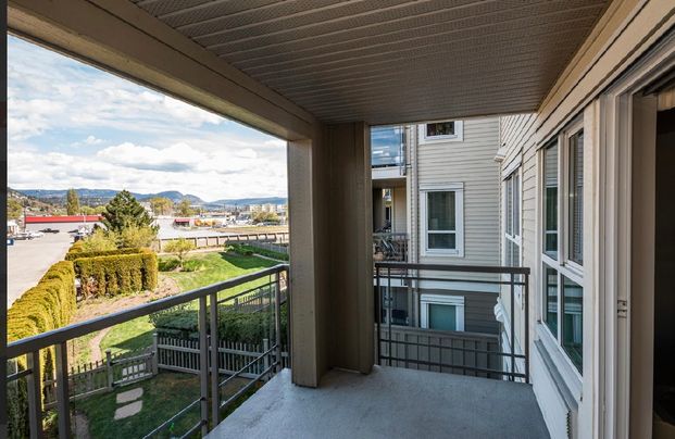 1 bed plus den at waterscapes - Photo 1