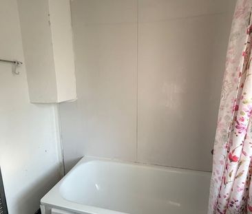 1 Bed Maisonette, Shere Road, IG2 - Photo 5