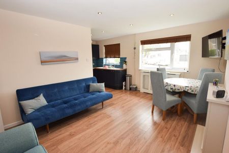 2 bedroom semi-detached bungalow to rent - Photo 3