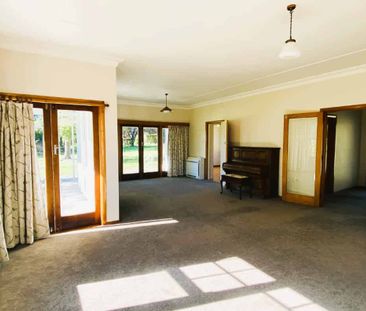 Stunning & Spacious Lansdowne Living - Photo 2