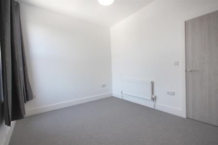 3 Bedroom House - Mid Terrace To Let - Photo 4