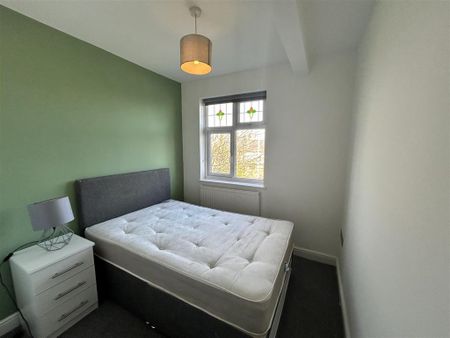 1 bedroom in a house share to rent - Photo 2