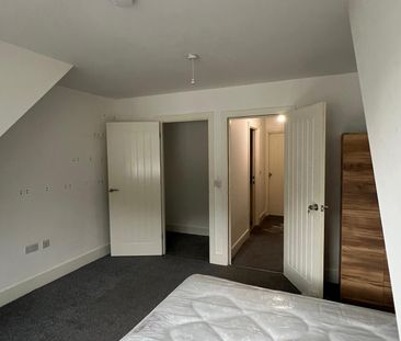 Welcome to your new home! This stunning and newly built house share is now available to rent, just a 13-minute walk from the Elizabeth Line in Woolwich, providing excellent connectivity to central London and beyond. - Photo 2