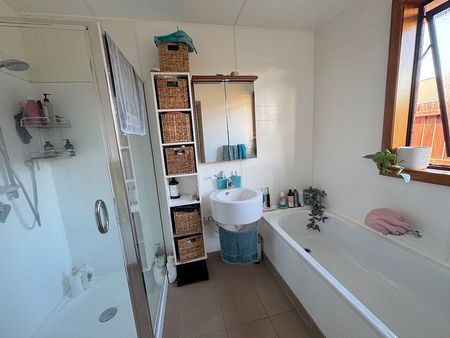 Beautiful home in well sought after neighbourhood - Photo 4