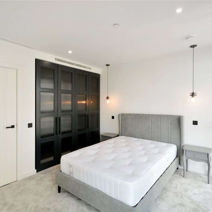 A beautifully appointed one bedroom apartment situated on the 9th floor of this prestigious development, located in one of the most favourable parts of West Wapping. - Photo 1
