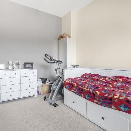 Sandown Court, Chairborough Road, High Wycombe - Photo 1