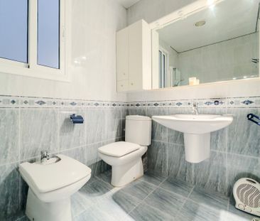 Spacious room with balcony, double bed and air conditioning in Gracia - Photo 1