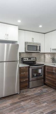 Renovated 2 Bedroom with private balcony: Bloor and Spadina - Photo 1