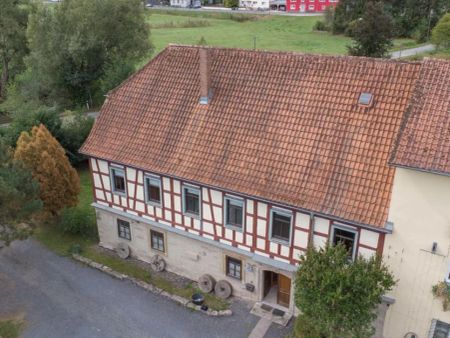 Stilvoll renovierte 4-Zimmer-Wohnung im ehemaligen Rittergut in idyllischer Lage von Ahorn - Photo 3