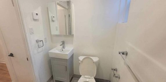 GRAND 3 1/2 - 3485 ELLENDALE - RECEMMENT RENOVE - Photo 2