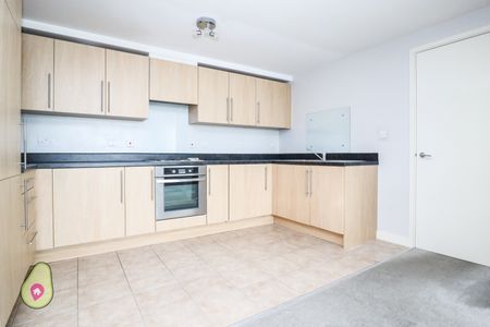 2 bed flat to rent in North Court, Upper Charles Street, Camberley, Surrey, GU15 3GX - Photo 2