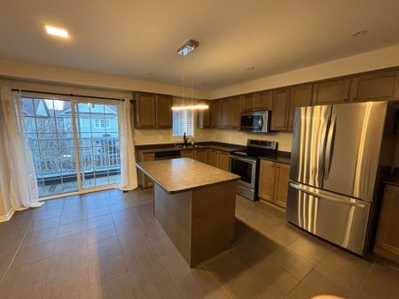 For Lease - 102 Harbourside Drive, Whitby, Ontario - Photo 3