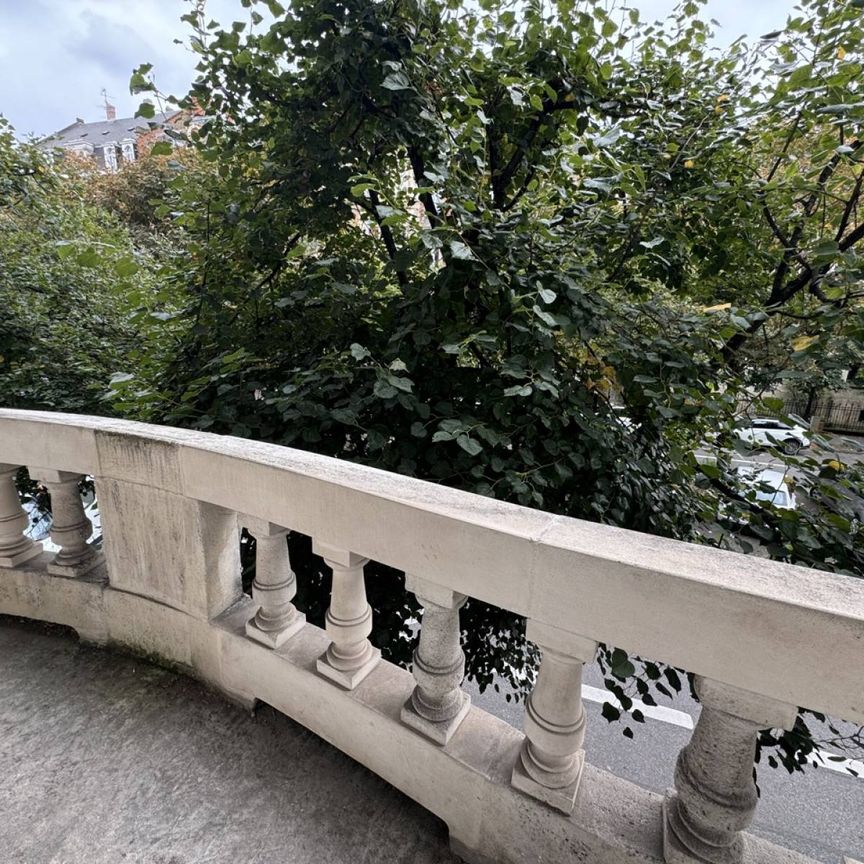 À LOUER ! Appartement 6 pièces avec balcon situé au 1er étage avec ascenseur d'un immeuble début XXème du début de l'Allée de la Robertsau entre la place Sébastien Brant et le parc de l'Orangerie - Photo 1