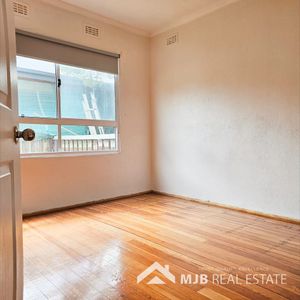 Spacious 3-Bedroom Home with New Split System A/C - Photo 2