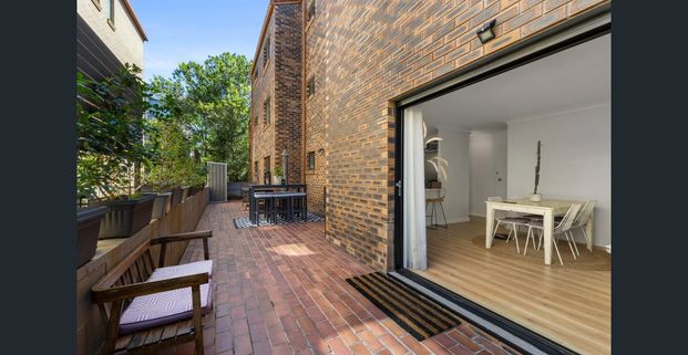 Renovated 2-Bedroom Unit in Prime Broadbeach Location - Photo 1