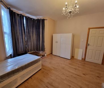 Room in a Shared House, Washington Road, E6 - Photo 4