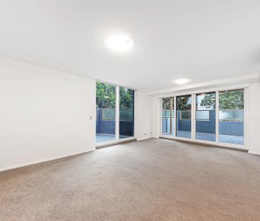 Spacious Apartment in Walking Distance to the Rail - Photo 5