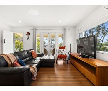 Charmingly Renovated High-Set - Photo 1