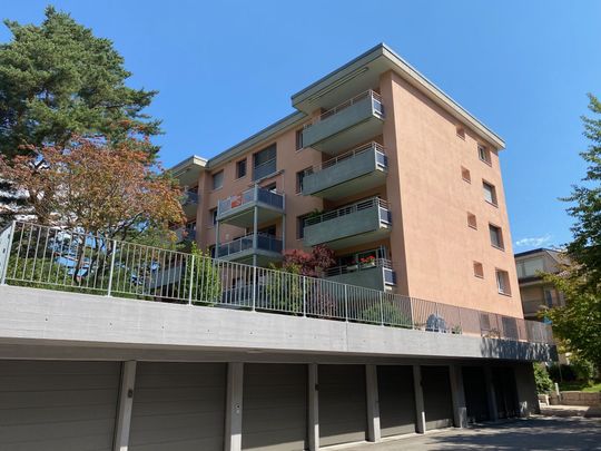 Center-near single apartment with seating - Photo 1