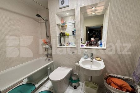 Larger than average superbly located stylish apartment - Photo 4