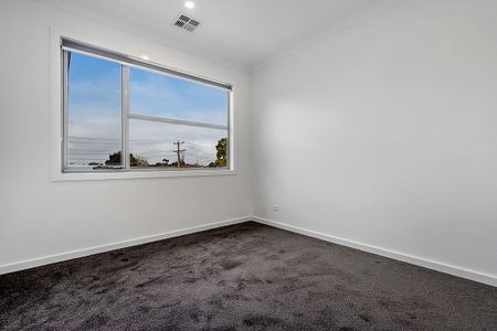 Modern, Spacious & Central Location! - Photo 3