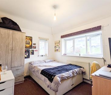 4 bedroom semi-detached house to rent - Photo 6