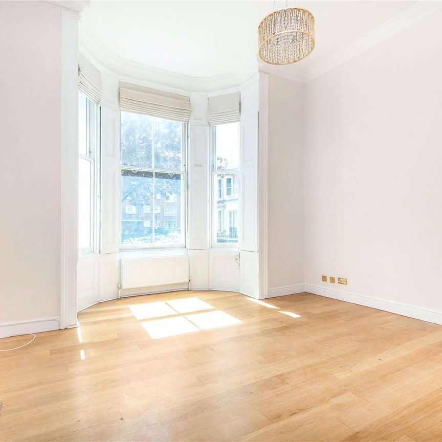 Stunning high ceiling raised ground floor flat with access to communal gardens - Photo 1