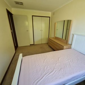 3-bedroom shared unit, Burwood Hwy - Photo 3