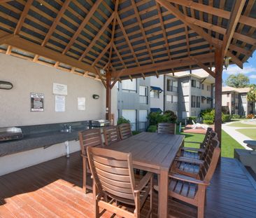 Middle Floor 2 Bed 2 Bath Un-Furnished Apartment! - Photo 6
