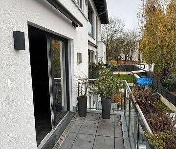Gepflegte Neubauwohnung mit EBK und Balkon - Foto 1