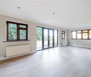 A four bedroom detached property situated within Lichfield, Staffor... - Photo 4